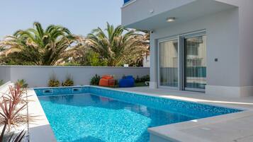 Utomhuspool med öppettider 07.00 till 22.00, och solstolar