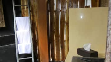 Bungalow SOL | Bathroom | Shower, free toiletries, hair dryer, bathrobes