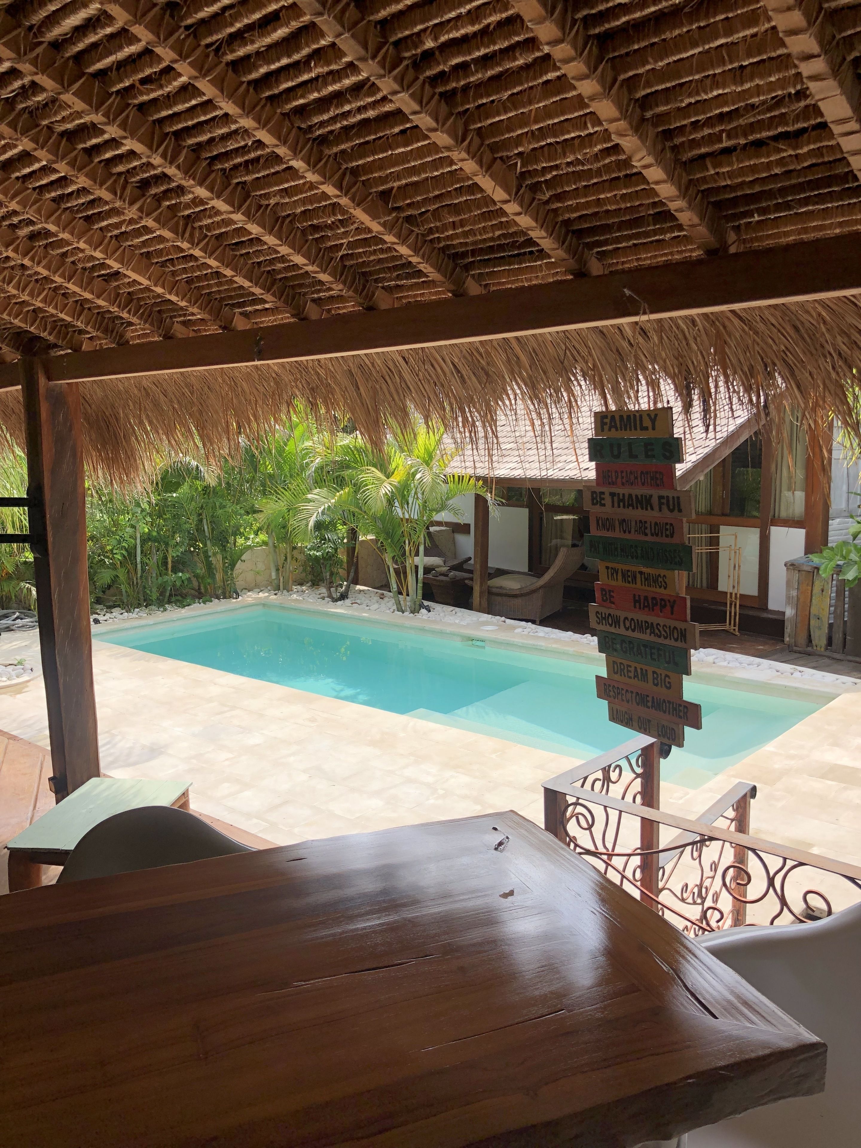 室外游泳池，池畔遮阳伞，日光浴躺椅