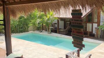 Piscine extérieure, parasols de plage, chaises longues