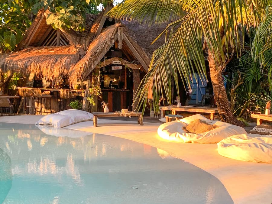 Der serveres morgenmad, frokost, aftensmad og lokale retter