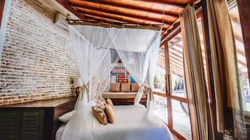 Tropical Bedrooms Villa with Private Pool | Minibár, széf a szobában, íróasztal és sötétítőfüggöny