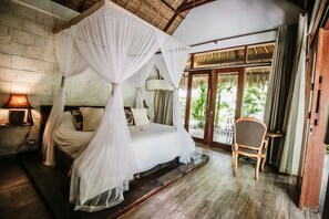 Minibar, caja de seguridad en la habitación y escritorio 