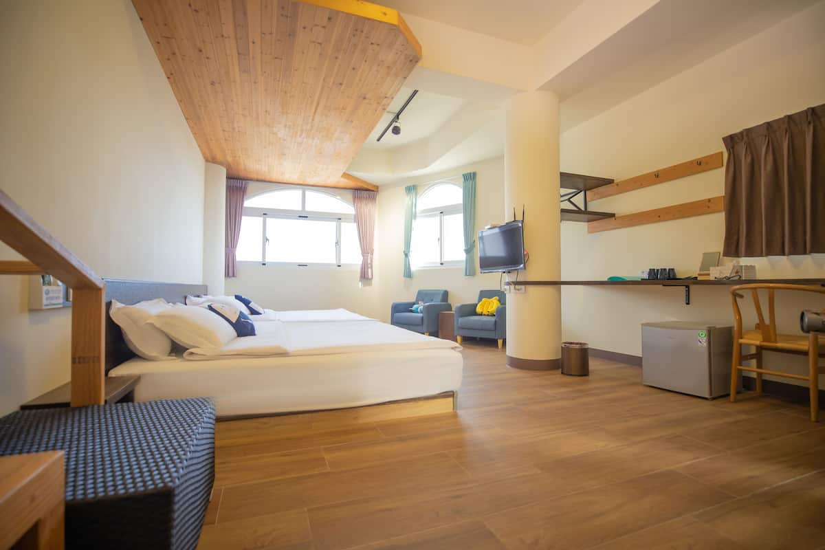 Deluxe vierpersoonskamer, meerdere bedden, niet-roken, gedeeltelijk uitzicht op oceaan | Een bureau, verduisterende gordijnen, extra bedden, gratis wifi