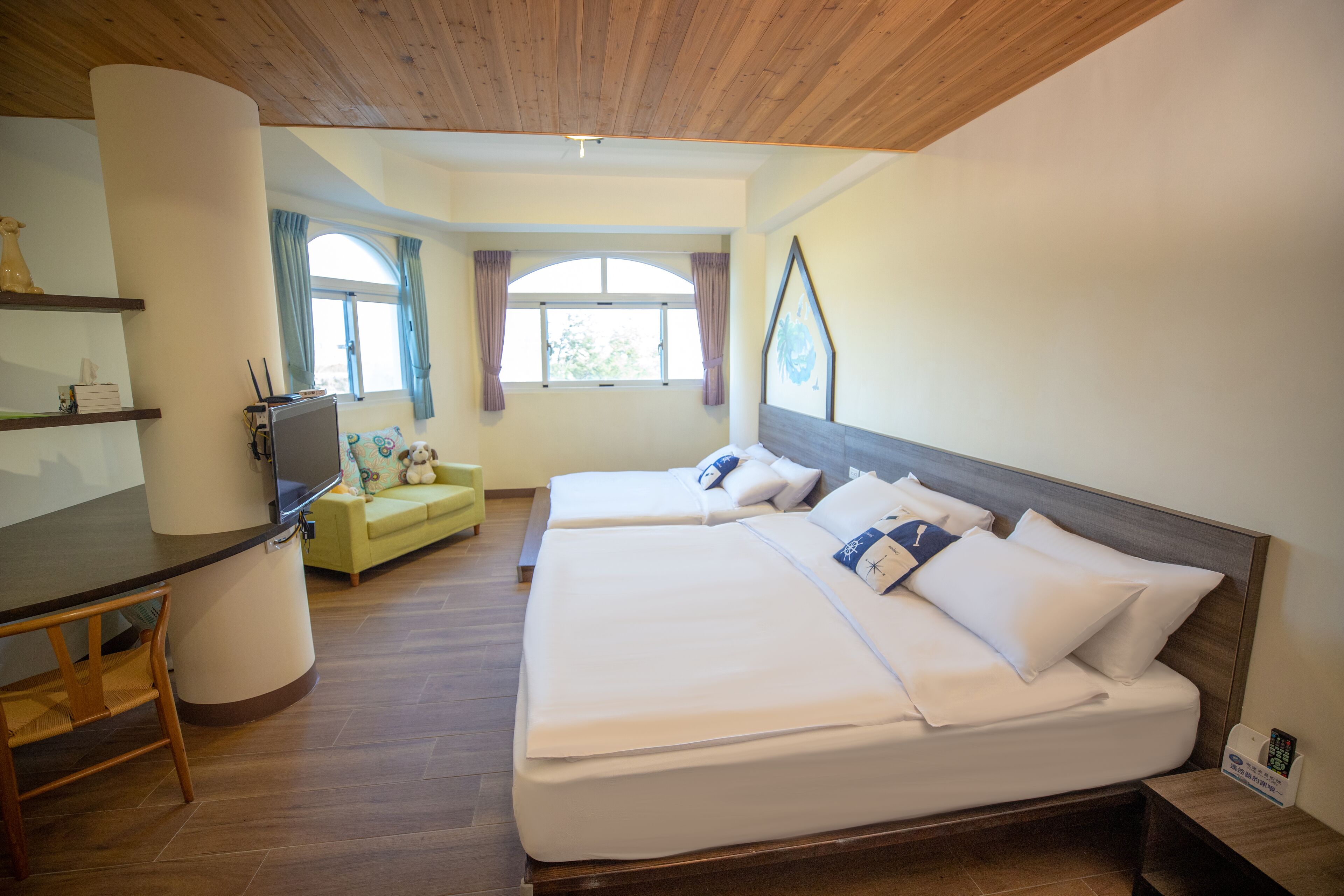 Quarto quádruplo luxo, várias camas, para não fumantes, vista parcial para o oceano | Escrivaninha, cortinas blackout, camas extras/dobráveis (sobretaxa)