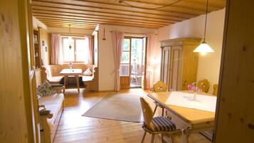 Apartemen Tradisional, 2 kamar tidur, balkon, area taman | Ruang keluarga | TV layar datar dan pemutar DVD