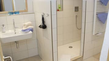 Luxury-Suite, 2 Schlafzimmer, Terrasse, Gartenblick | Badezimmer | Haartrockner, Handtücher