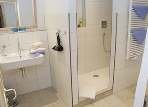 Suite de lujo, 2 habitaciones, Terraza, vista al jardín | Baño | Secadora de cabello y toallas