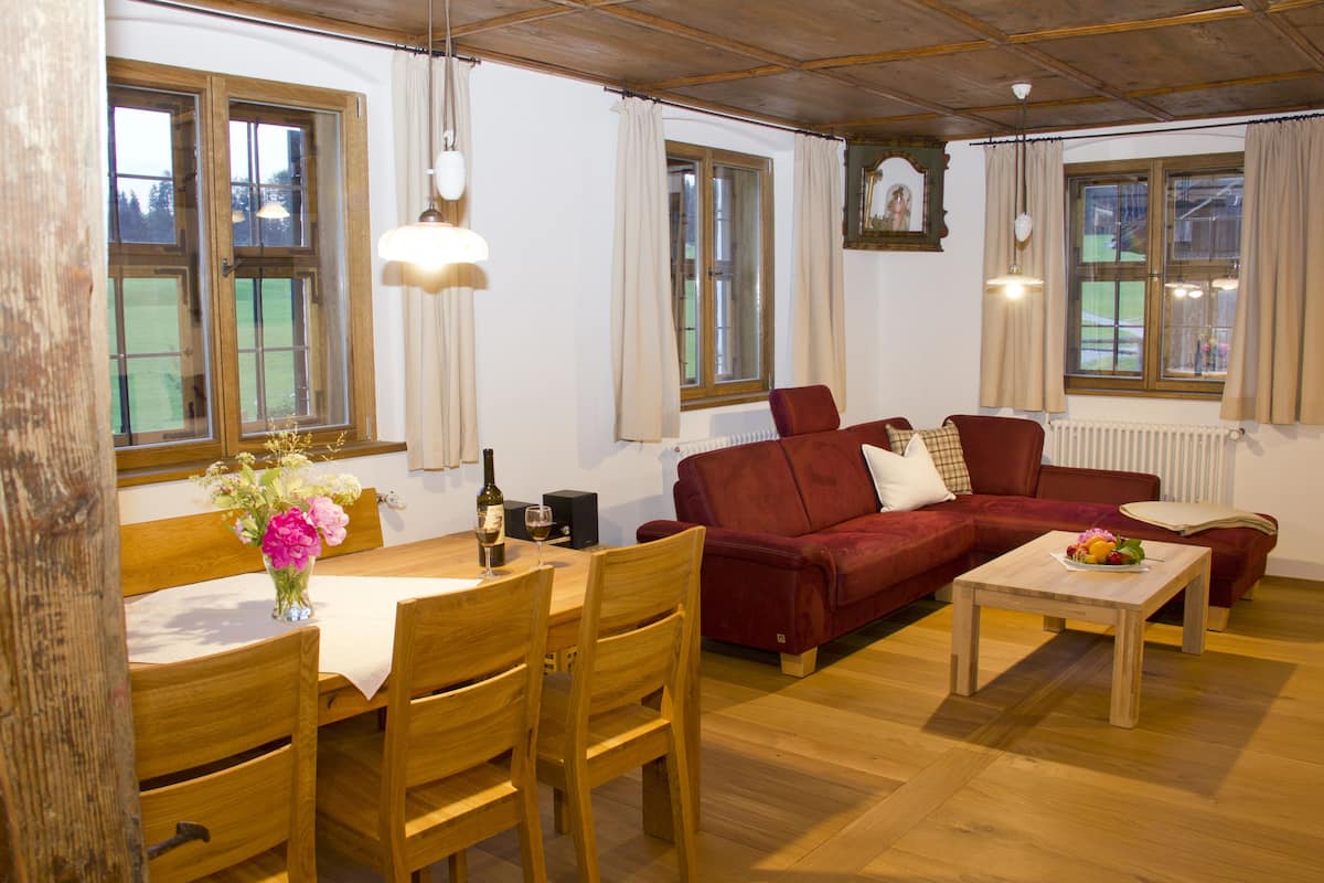 Suite Luxury, 2 camere da letto, terrazzo, vista giardino | Soggiorno | TV a schermo piatto, lettore DVD