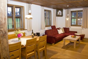 Suite Luxe, 2 chambres, terrasse, vue jardin | Salle de séjour