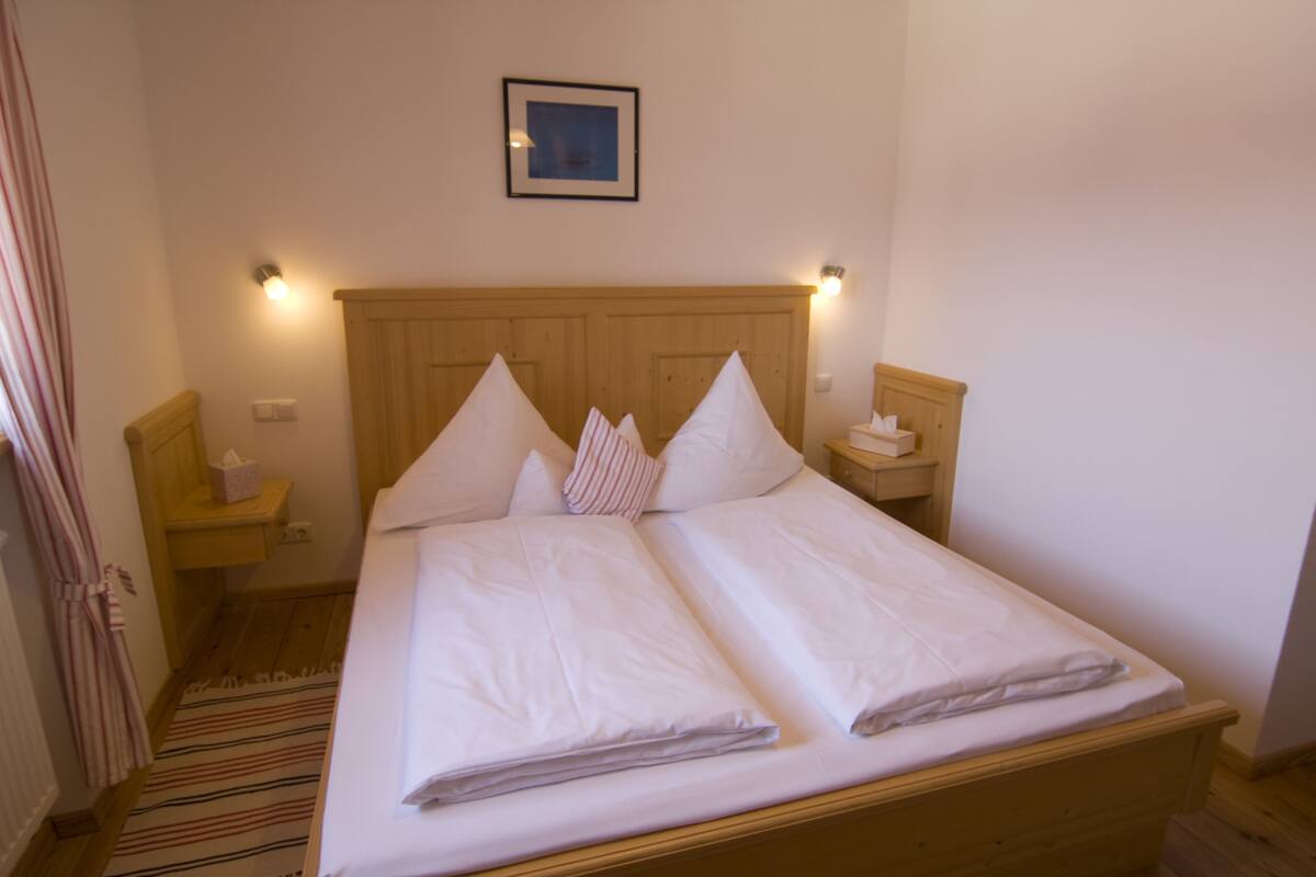 Double Room | Laptop workspace, blackout drapes, iron/ironing board, WiFi (free)