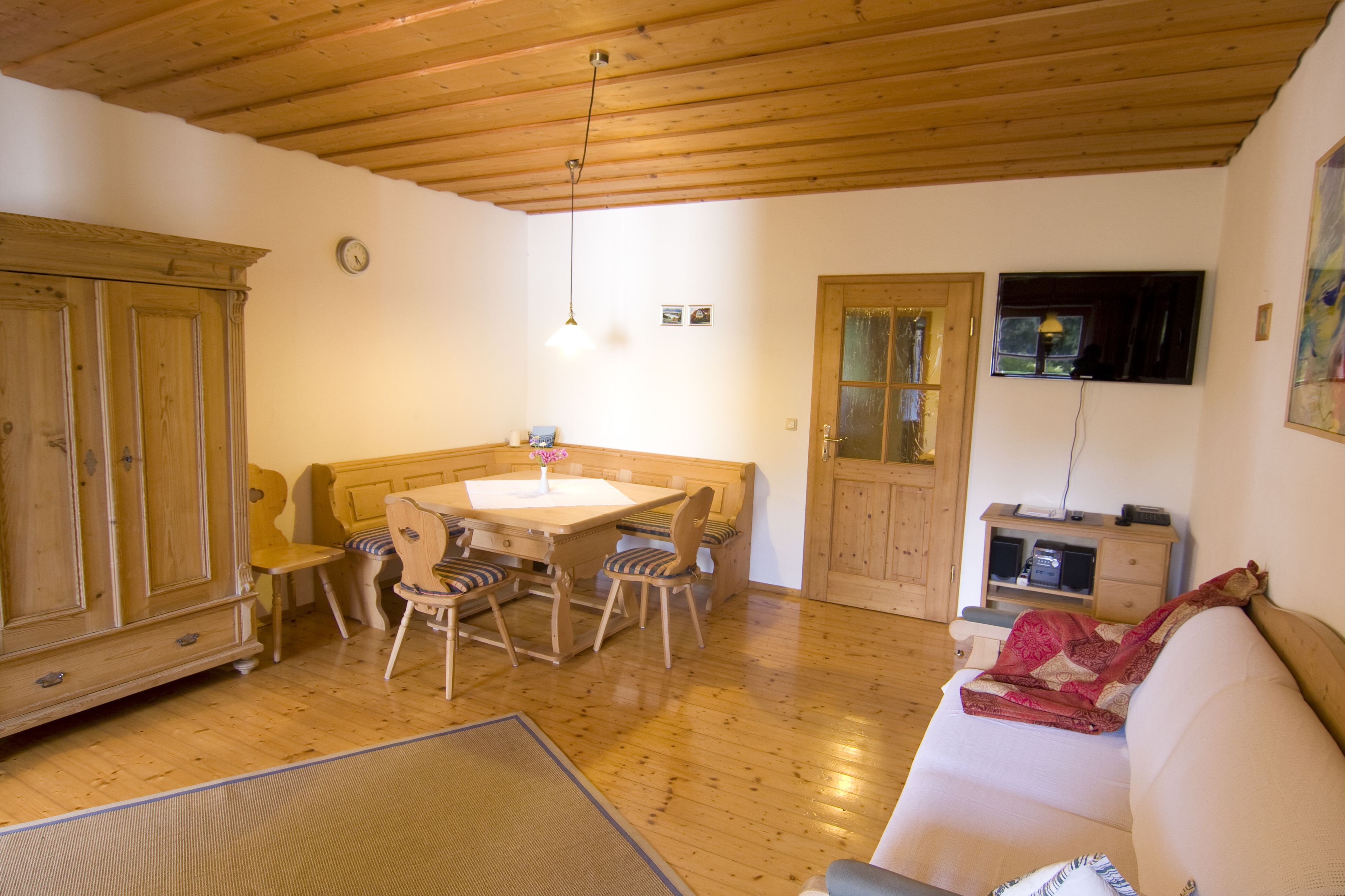 Traditional-Apartment, 2 Schlafzimmer, Balkon, zum Garten hin | Wohnzimmer | Flachbildfernseher, DVD-Player