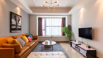 Apartment, 3 Schlafzimmer | Wohnzimmer | Fernseher