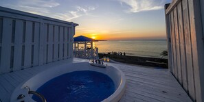 Separate tub and shower, deep soaking tub, free toiletries, hair dryer