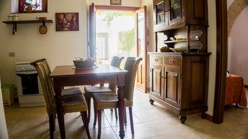 Apartment, 3 Schlafzimmer (TORCHIO) | Essbereich im Zimmer