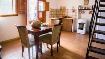 Apartment, 1 Schlafzimmer (GERANIO) | Essbereich im Zimmer