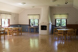 Daily continental breakfast (SEK 84 per person)