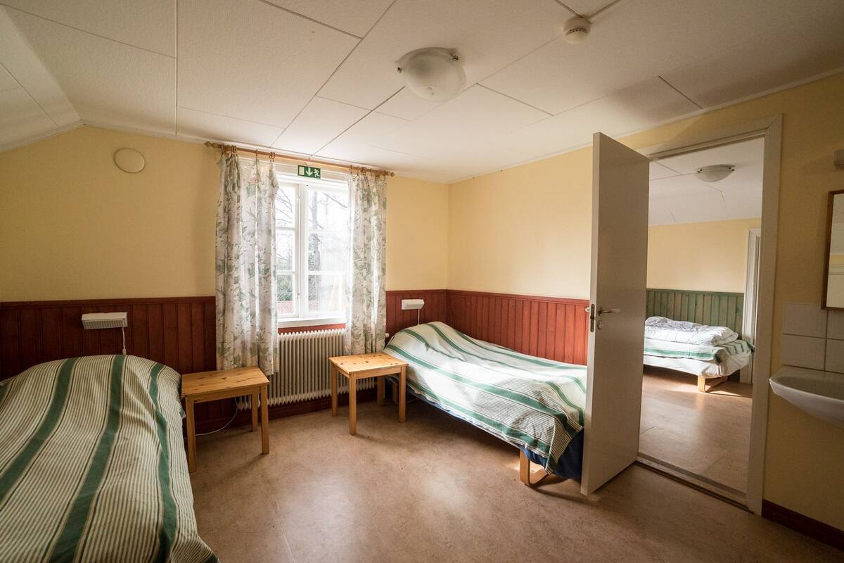 Twin Room, Shared Bathroom | Free cots/infant beds, rollaway beds, free WiFi