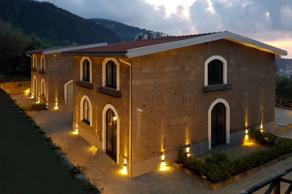 Fachada de la propiedad por la tarde o noche
