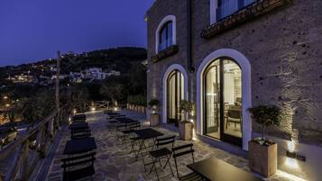 Fassade der Unterkunft – Abend/Nacht