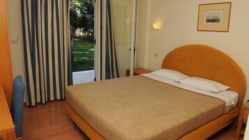 Single Room | Soundproofing, iron/ironing board, free cots/infant beds, rollaway beds