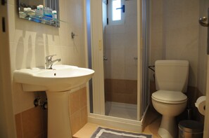 Habitación doble | Baño | Ducha, secador de pelo, albornoces y toallas