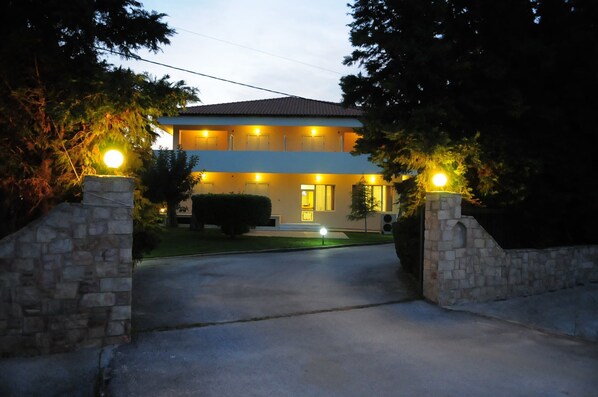 Front of property - Hotel Pantheon (Markopoulo Mesogaias)