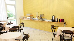 Daily continental breakfast for a fee - Hotel Pantheon (Markopoulo Mesogaias)
