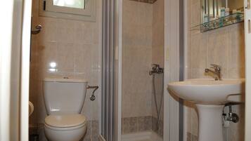 Single Room | Bathroom | Shower, hair dryer, bathrobes, towels
