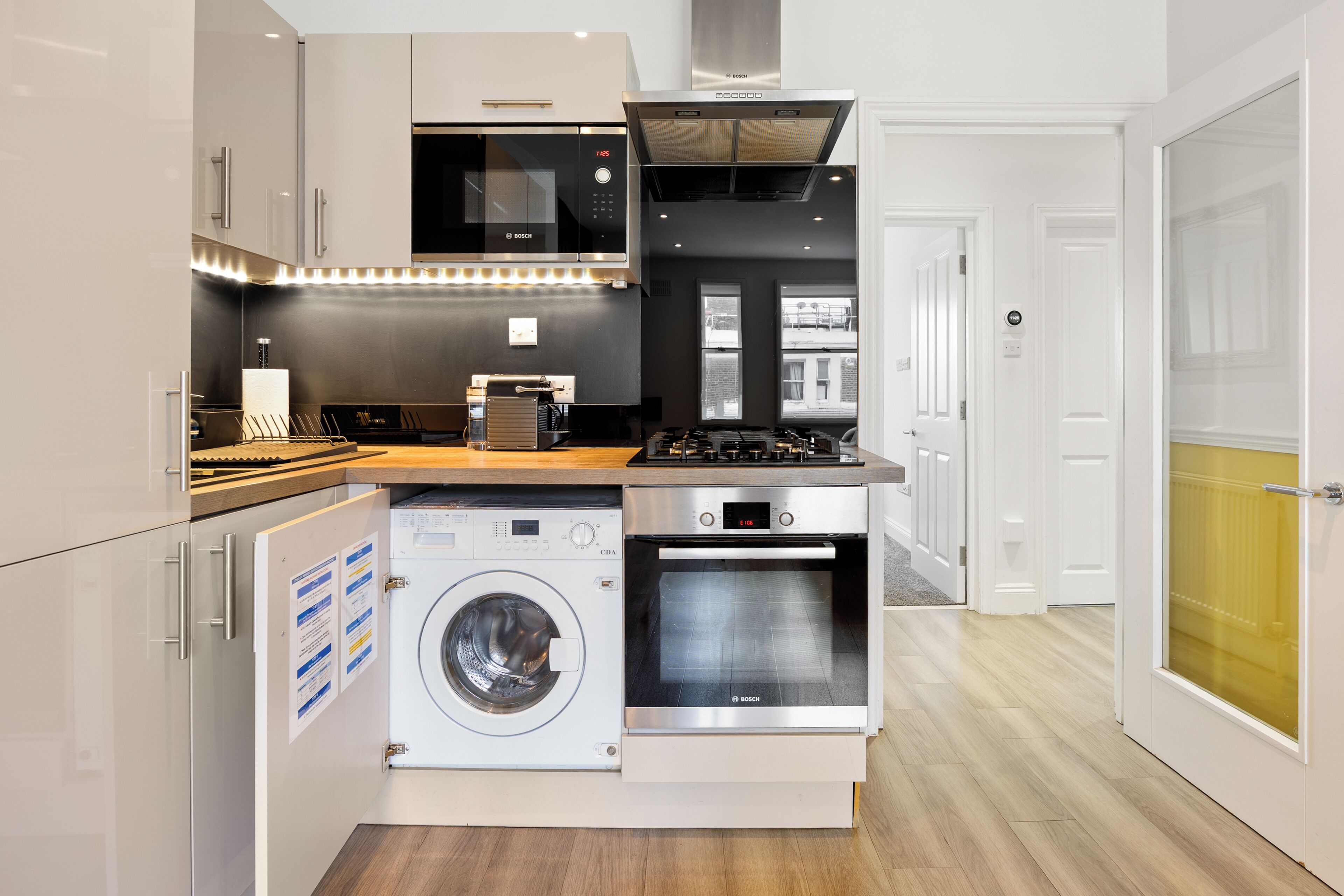 Kjøleskap, mikrobølgeovn, ovn og kokeplater