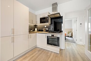 Fridge, microwave, oven, stovetop - Flat 6 · Bright & Contemporary 2-Bed Notting Hill Apartment (London)