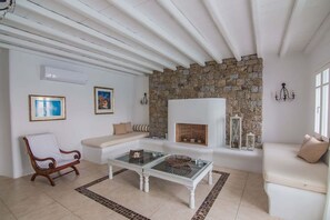 Vila, 4 quartos | Sala de estar | TV de tela plana, lareira