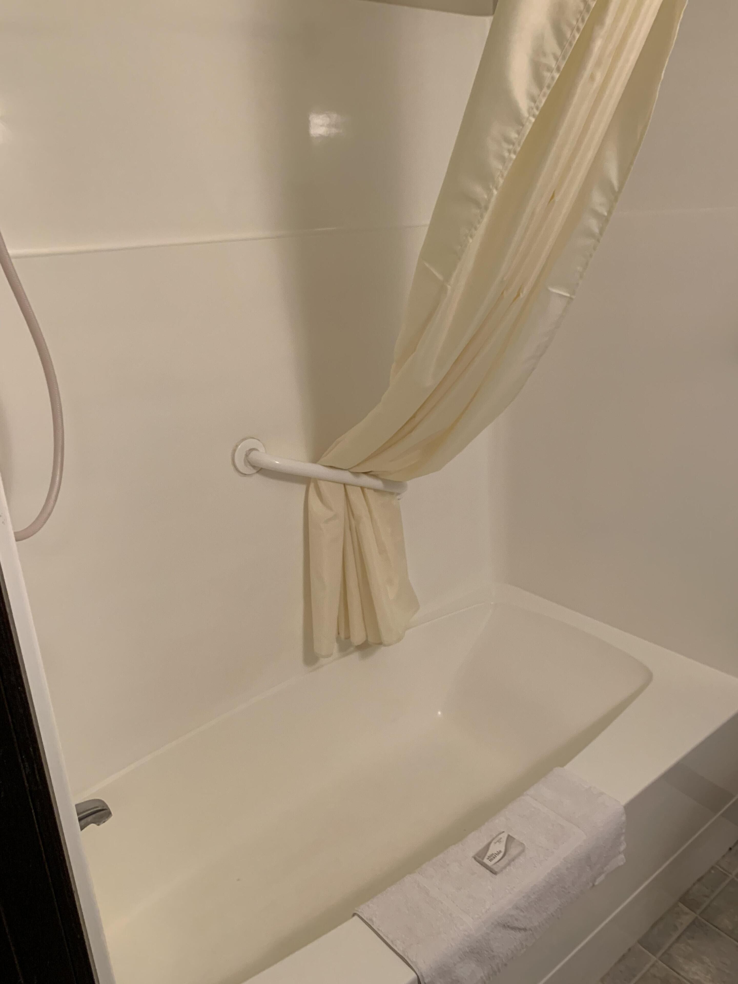 quadruple room, ensuite (queen double handicap) | bathroom