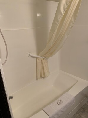 Quadruple Room, Ensuite (Queen Double Handicap) | Bathroom - Crosby Lodge (Crosby)