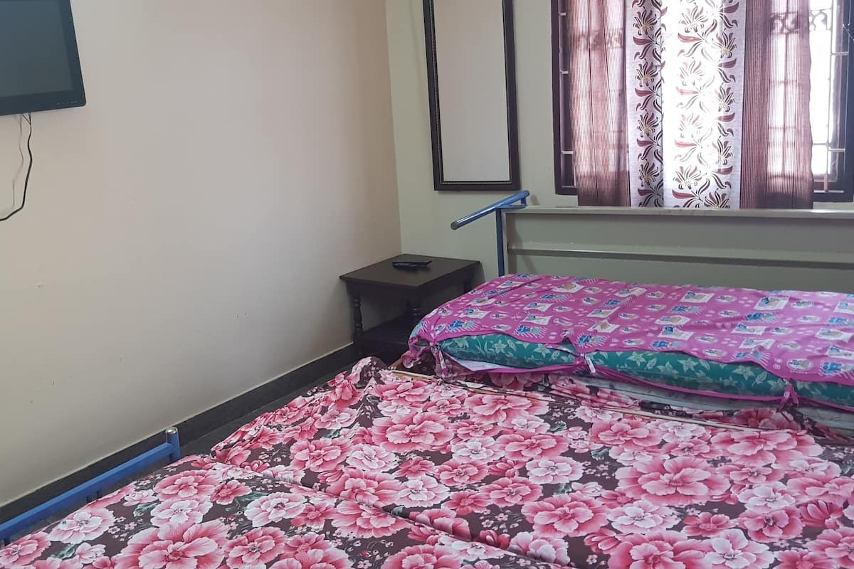 Economy Triple Room, Multiple Beds | Living area