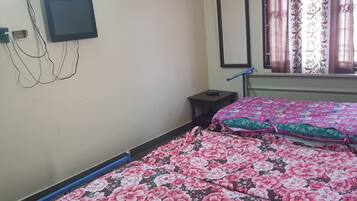 Economy Triple Room, Multiple Beds | Living area