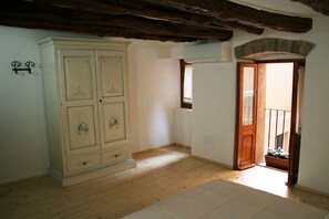 1 quarto, cofres nos quartos, escrivaninha, cortinas blackout