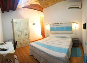 1 habitación, caja de seguridad en la habitación y escritorio 