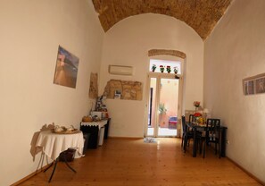 Deluxe Double or Twin Room | 1 bedroom, in-room safe, desk, blackout curtains - B&B Note sulla Piazza (Cagliari)