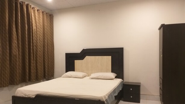 Premium bedding, memory foam beds, soundproofing, WiFi (free) - HOTEL SUN SHINE (Karachi)