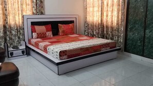 Basic Double Room, 1 Queen Bed | Premium bedding, memory foam beds, soundproofing, WiFi (free) - HOTEL SUN SHINE (Karachi)