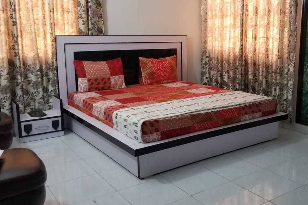 Basic Double Room, 1 Queen Bed | Premium bedding, memory foam beds, soundproofing, WiFi (free)