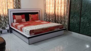Basic Double Room, 1 Queen Bed | Premium bedding, memory-foam beds, soundproofing, free WiFi