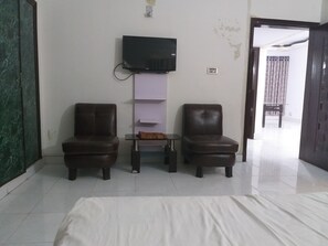 Premium bedding, memory foam beds, soundproofing, free WiFi - HOTEL SUN SHINE (Karachi)