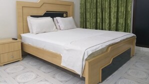Basic Double Room, 1 Queen Bed | Premium bedding, memory foam beds, soundproofing, WiFi (free) - HOTEL SUN SHINE (Karachi)