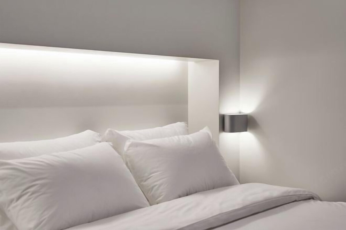 Escritorio, sistema de insonorización, wifi gratis y ropa de cama 