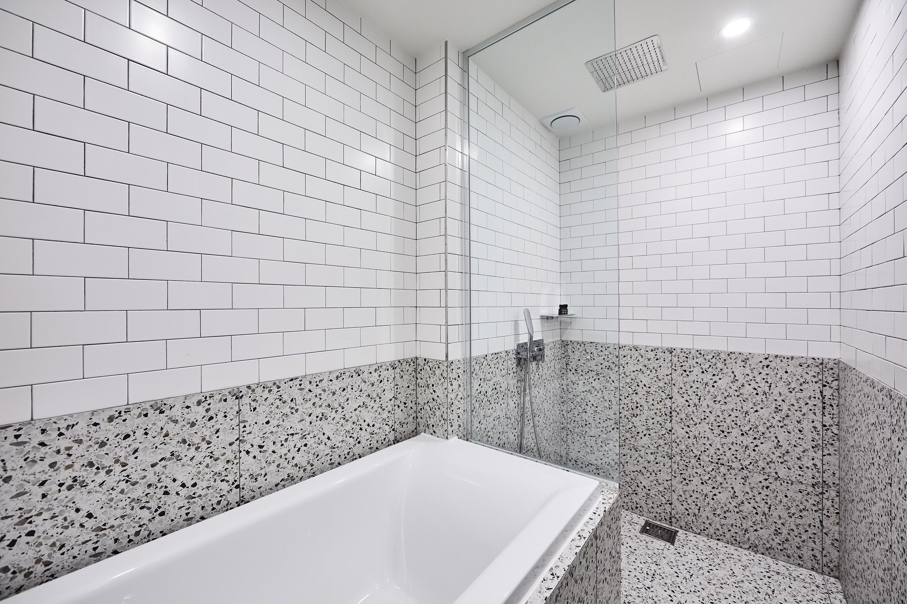 intro double room | bathroom | free toiletries, hair dryer, bathrobes, slippers