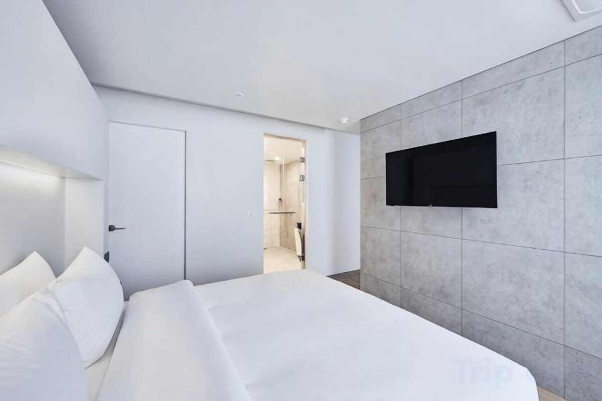 Desk, soundproofing, WiFi (free), bed sheets