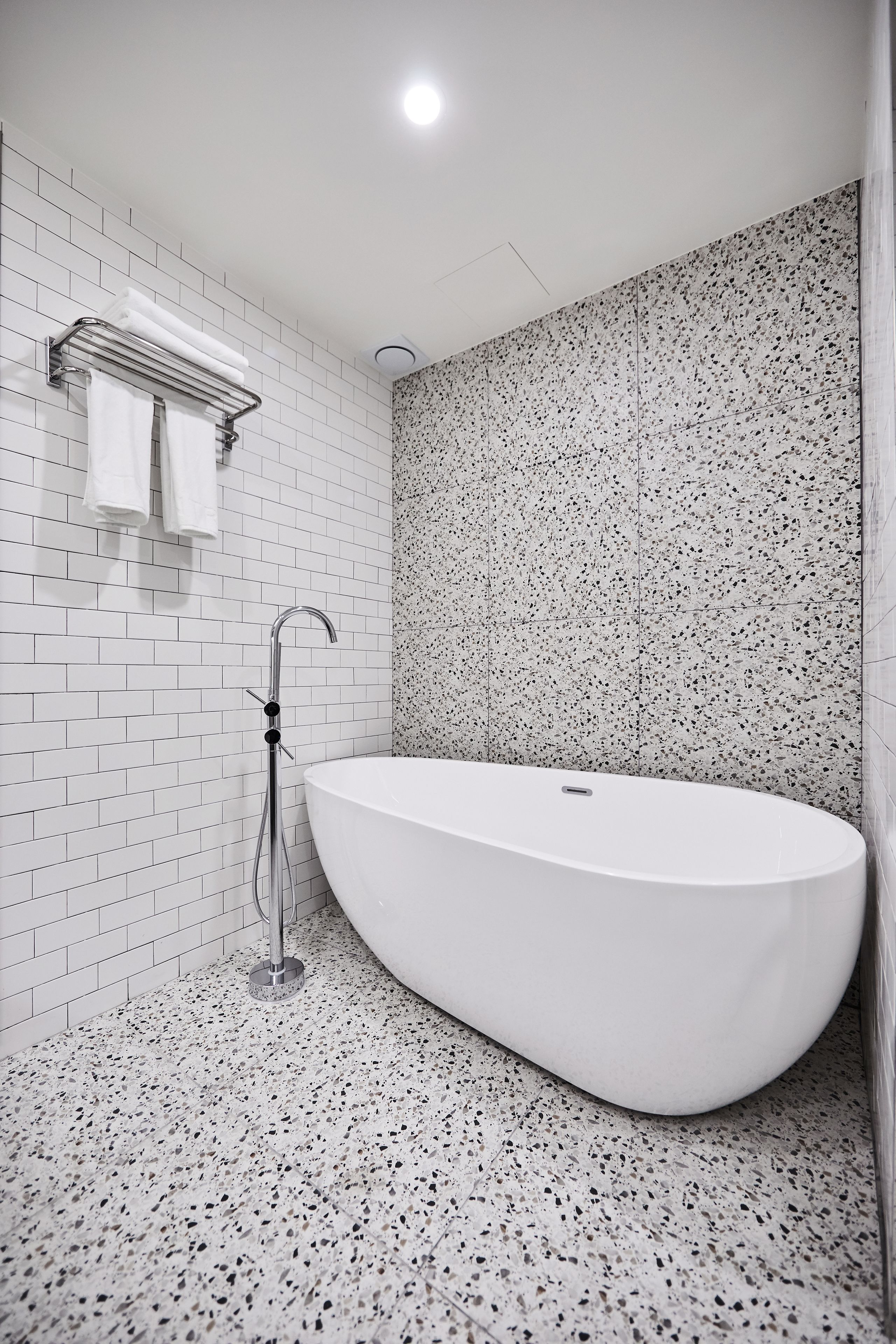 deluxe double room | bathroom | free toiletries, hair dryer, bathrobes, slippers