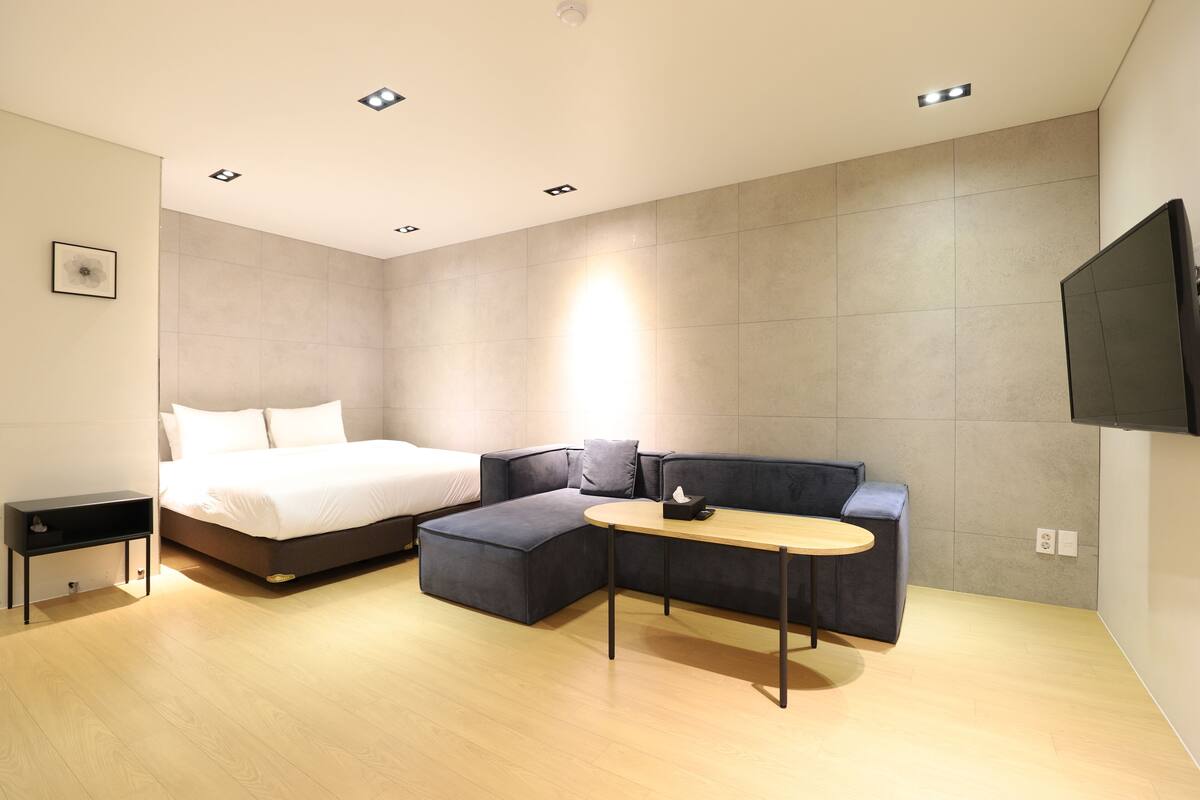 Family Suite Room | Bàn, phòng cách âm, truy cập Internet không dây miễn phí 